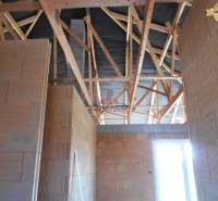 Családi ház belső építése Újváros utcában fa gerendákkal.