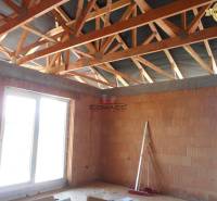 Családi ház belső tere építés alatt az Újváros utcában, fa tetőszerkezettel.