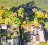 Légi felvétel a Jahodná-i lakóövezetről, amelyet zöld terület vesz körül, közel a vízhez.