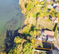 Légi felvétel a telkekről - lakóhely a folyó mellett, városi környezetben, Jahodná.