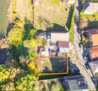 Légi felvétel a Jahodná területeiről, amelyeket zöldterület és vízfelület vesz körül.