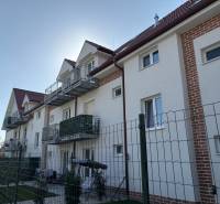 Az épület külső része erkélyekkel és kertekkel, 3 szobás lakás Tomášikovóban.
