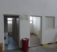 Raktárakban és csarnokokban van ajtó, mosógép, ventilátor és piros kosár.