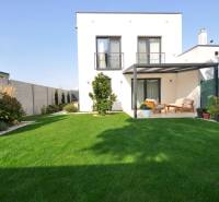 Kert pázsittal a családi ház mellett a Miloslavov-i Ďuríčkova utcában.