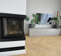 Nappali családi házban kandallóval, televízióval és fa dekorációjú padlóval.