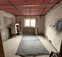 Felújítás alatt álló szoba egy családi házban, fa dekoros padlóval.