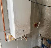 Egy családi ház kazánháza Ókörmöcbányán, falra szerelt gázkazánnal.