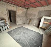 Családi ház belső tere Ókörmösön, feltárt falakkal és padlóval.