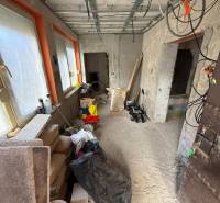 Szoba családi házban felújítással. Építőanyag, fóliával borított ablakok.