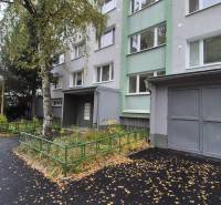 Egy lakóház Kassán, az Ovručská utcán, a Dargovských hrdinov városrészben, zöldövezetben.