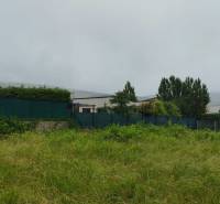 Lakóterületek Limbachban füves területtel és élő sövénnyel a háttérben.