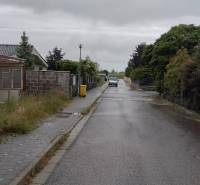 Limbach utca házakkal és járdával, alkalmas lakóterületek számára.