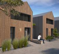 Családi ház Tureckejben fa burkolattal, emberek pihennek a padon.