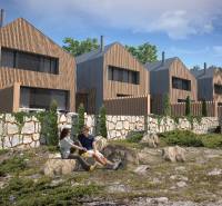 Törökországi családi házak fa burkolattal, természet által körülvéve és kőfalakkal.