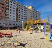 Játszótér mászókákkal a Pribišova utcában, Pozsony - Hosszúrétek.