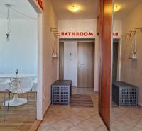 3 szobás lakás folyosója beépített szekrényekkel és fa dekoros padlóval.