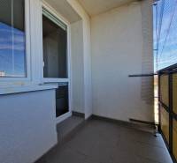 A Pribišova utcai 3 szobás lakás erkélye, Pozsony - Dlhé diely, csempével és hálóval.