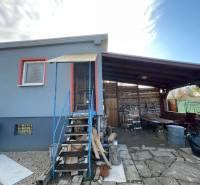 Ház Komáromban, az Új telep utcában, fedett terasszal és fa lépcsővel.