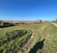 A Komáromi Új telep utcai ház körüli táj mezővel és úttal.