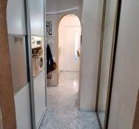 Fürdőszoba egy háromszobás lakásban csempével és tükrös szekrénnyel.