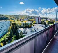 Kilátás az erkélyről az egyszobás lakásban a Nádražná utcán, Partizánske városában.