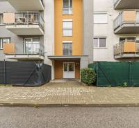 Bejárat az épületbe, erkélyekkel, a pezink-i Mahulanka utcában, alkalmas 2 szobás lakás számára.