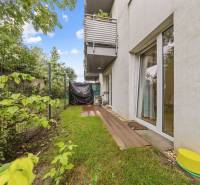 2 szobás lakás külső része Pezinken a Mahulanke utcában terasszal és kerttel.