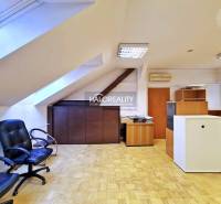 Irodák fa dekor padlóval, irodai székekkel és bútorokkal.