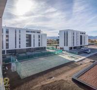 Új lakóházak Poprádon játszótérrel a közelben. Kilátás a hegyvidéki panorámára.