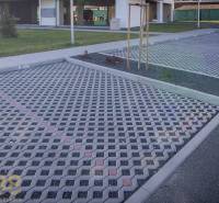 Parkoló térkövekkel és zöldterülettel Poprádon egy 2 szobás lakásnál.