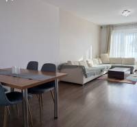 Nappali egy négy szobás lakásban, fa dekoros padlóval és kanapéval.