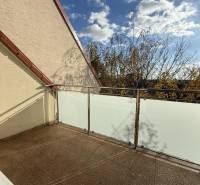 A Pekníkova utcai négy szobás lakás erkélye Pezinkben, kilátással a fák koronáira.