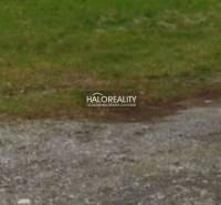 Zöldterület a Dulova Ves-i telken, amely lakhatásra van kijelölve.