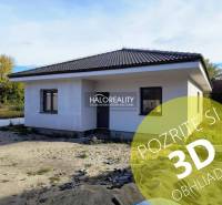 Családi ház Bellova Ves-ben egyszerű homlokzattal és ferde tetővel.