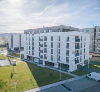 Poprádi lakókomplex három emelettel és külső parkolóval.