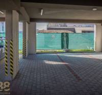 Garázsállás 3 szobás lakáshoz Poprádon, burkolt padlóval és felhajtóval.