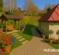 Családi ház Selmecbányán, fa paddal, virágokkal és zöld bokrokkal a kertben.