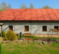 Családi ház Selmecbányán. A Selmecbánya utcában található, természettel körülvéve.