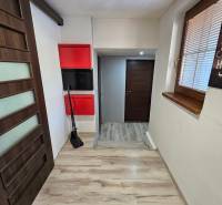 Családi ház belső tere fa dekorációjú padlóval és modern világítással.