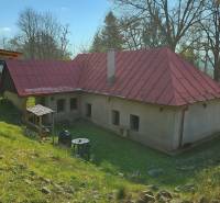 Családi ház Štiavnické Bane-ban, vidéki építészet kerttel és pavilonnal.