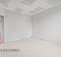 Szoba egy családi házban befejezetlen padlóval és mennyezettel.