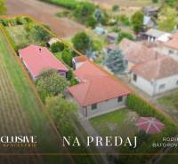 Családi ház Bátorkeszin nagy kerttel, amelyet zöldövezet vesz körül.