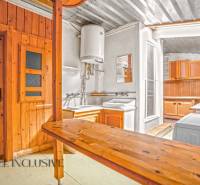 Konyha családi házban fa burkolattal és praktikus felszereléssel.