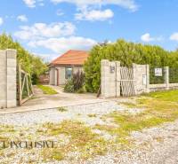 Családi ház Bátorkeszin, zölddel körülvéve, ösvénnyel a kapuhoz vezetve.