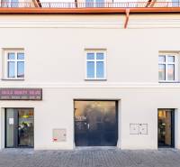 Épület üzlethelyiségekkel a Pozsony-Óváros Kereskedelmi utcáján.