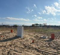 Telkek - lakóövezet Studienkában, a Pod Borovicou utcában közművekkel.