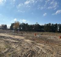 Lakóterületek a Pod Borovicou utcában, Studienkában, fákkal és kék éggel körülvéve.