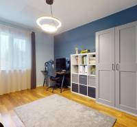 Szoba családi házban íróasztallal, polccal és fa dekorációjú padlóval.