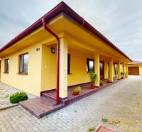 Családi ház a Ďatelinová utcában Ižben, rendezett udvarral és futónövényekkel.