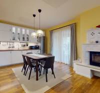 Konyha és étkező családi házban, fa dekorációjú padlóval és kandallóval.